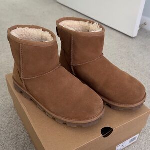 UGG Essential Short Boot - size 9